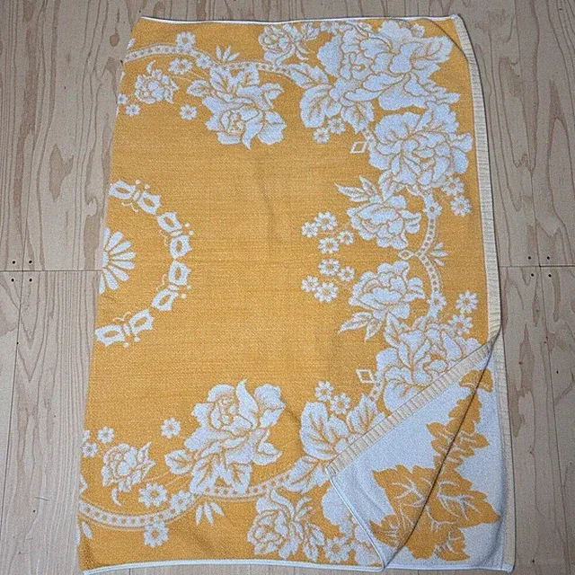 Vintage Jacquard Terry Coverlet Beach Towel Oversized Bath Sheet Roses 72"x52"